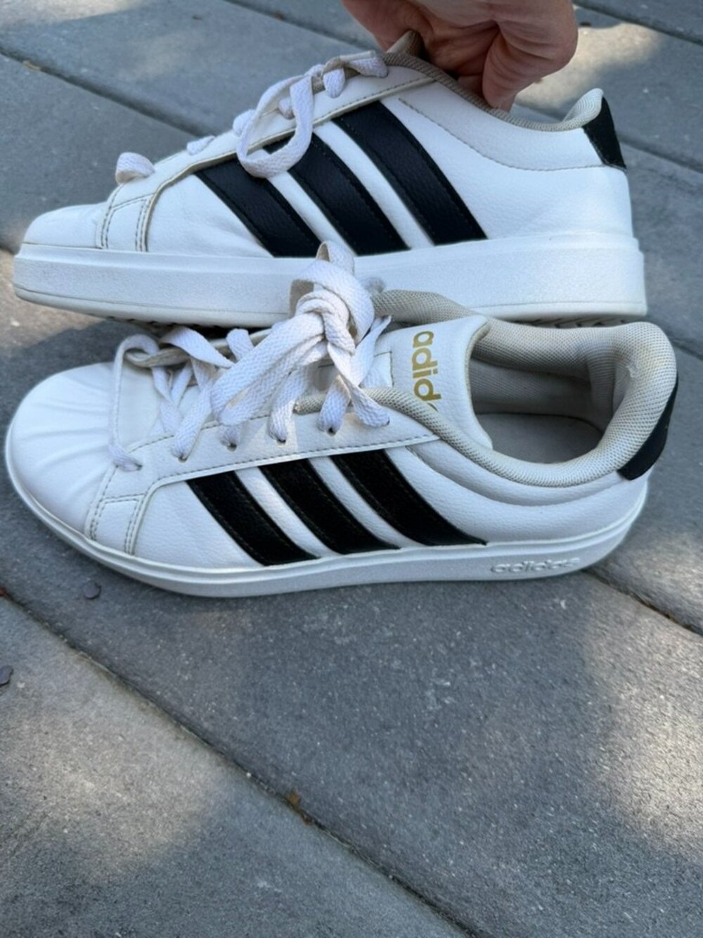 adidas Women’s White Black and Gold Classic Casual Sneakers. Size 6